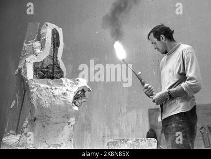 Oslo 19720805: Sculptor Nils Aas during his work on the monument to King Haakon. The monument should be ready for his 100th birthday for his birth. In 1971, the City Council decided to go for the location in Haakon VII`s GT. in June 7th place. Photo: Ivar Aaserud / Current / NTB Stock Photo